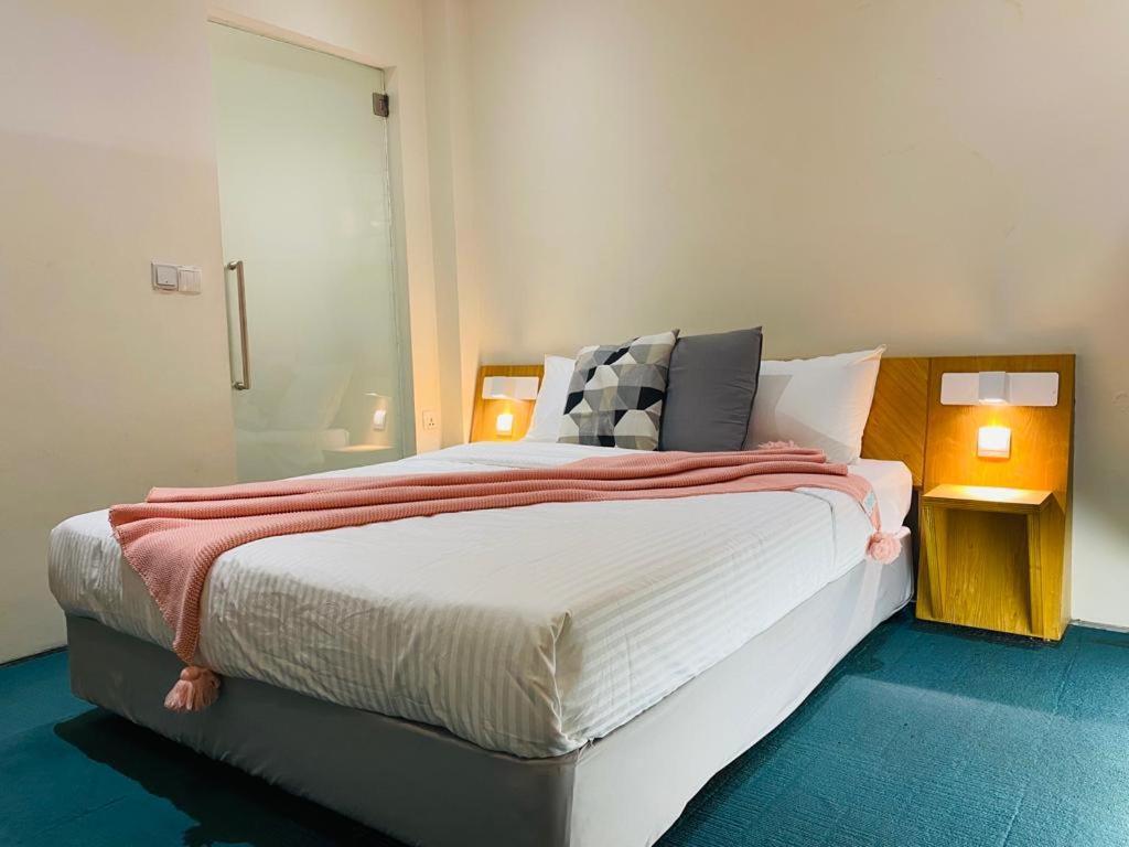 Отель The Assembly Place, A Co-Living At Mayo Сингапур Экстерьер фото